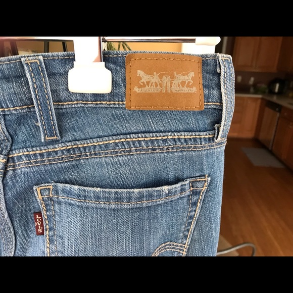 Size 4 Levi’s Capri Jeans. - Picture 3 of 7